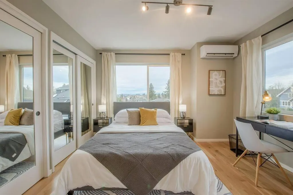 Seattle Charm, Near University, 3 Bedroom W&D, Fast Wifi Apartment